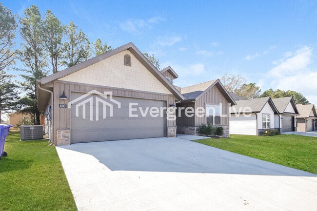 600 E Osage Trce in Rogers, AR - Building Photo - Building Photo