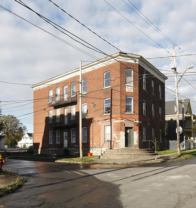 934 Catherine St in Utica, NY - Building Photo