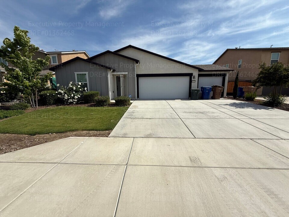 10315 Cooper Lake Ave in Bakersfield, CA - Building Photo