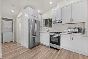 5834 Baja Dr in San Diego, CA - Building Photo