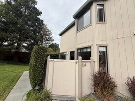 104 Dockside Cir in San Rafael, CA - Building Photo