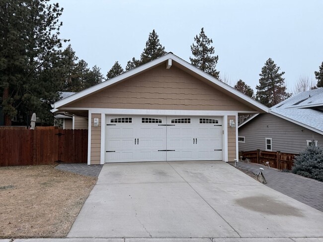 1843 NE Ellamae Pl in Bend, OR - Building Photo - Building Photo