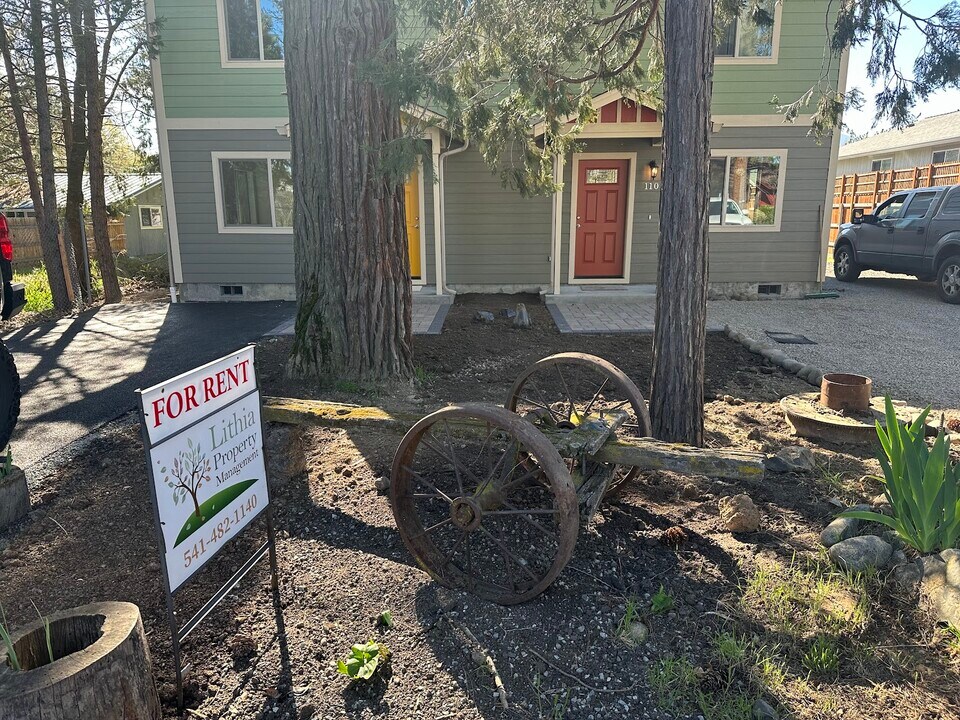112 Maple St in Phoenix, OR - Building Photo