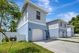 3871 Patio Ct in Palm Springs, FL - Building Photo - Building Photo