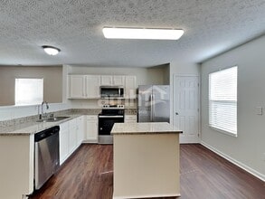 8115 Royal Elm Dr in Blacklick, OH - Foto de edificio - Building Photo