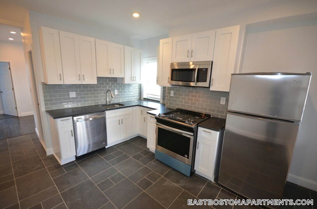 20 Chelsea St, Unit 4 in Boston, MA - Building Photo