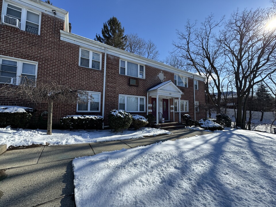 439 Grand Ave, Unit 2D in Leonia, NJ - Building Photo