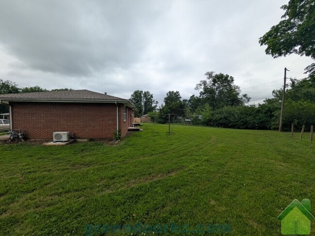 420 Holiday Dr in Belton, MO - Building Photo - Building Photo