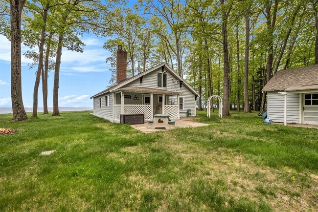 property at 2013 N Scenic Dr