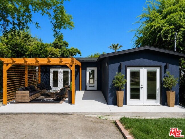 property at 885 Montecito Dr