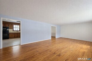 12 Hilltop Dr in Canton, CT - Building Photo