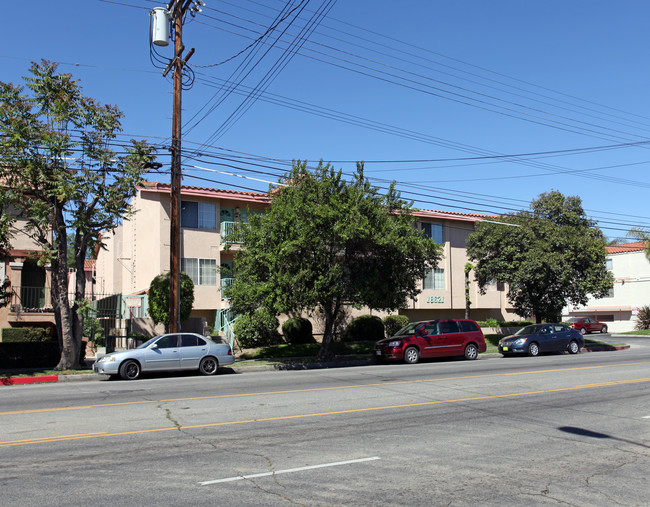 I.B.B.M. Grand Apartments in Reseda, CA - Foto de edificio - Building Photo