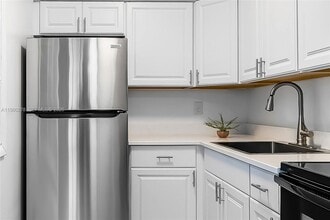 2327 NW 52nd Ct in Fort Lauderdale, FL - Building Photo - Building Photo