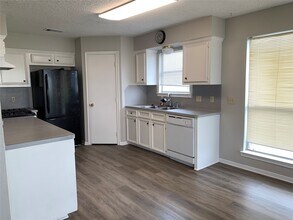 585 Warsaw Dr in Bayou Vista, TX - Building Photo - Building Photo