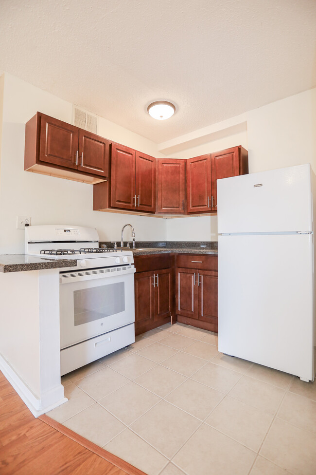 911 W Lawrence Ave, Unit #205