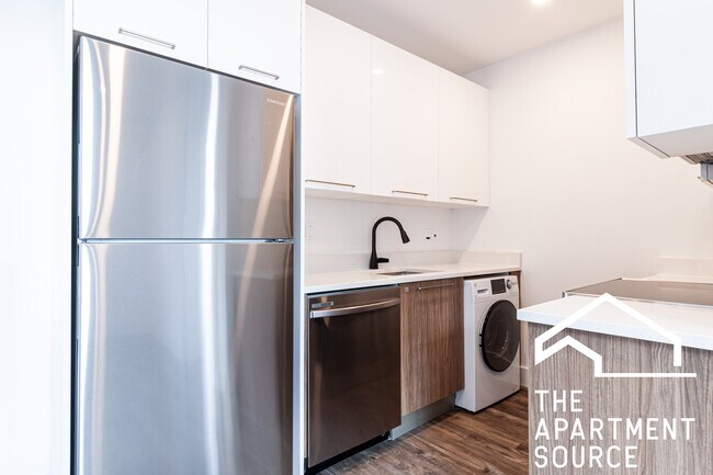 940 W Carmen Ave, Unit 206