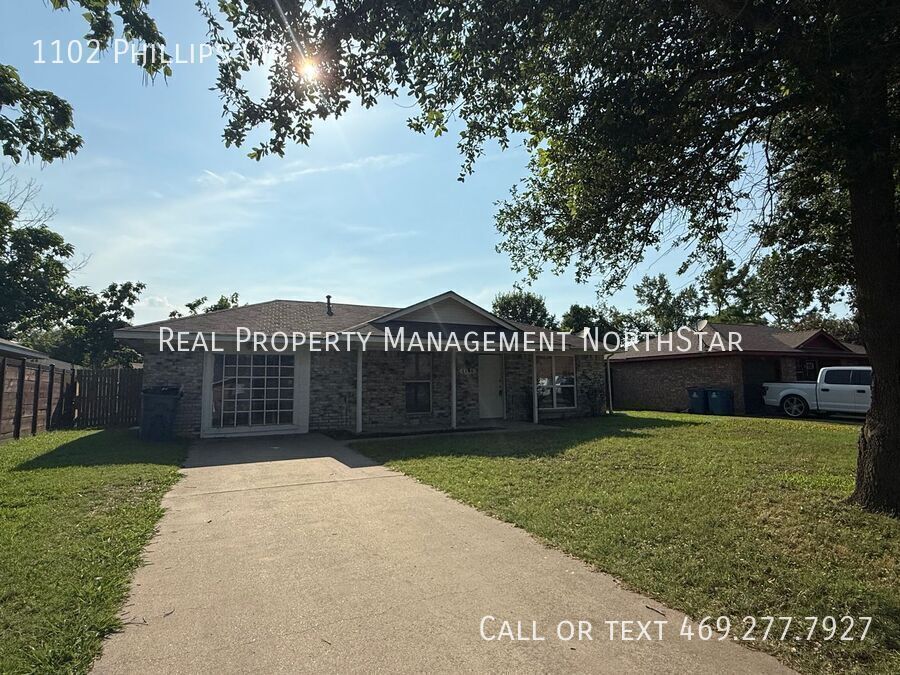 1102 Phillips Cir in Kaufman, TX - Building Photo