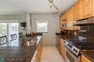561 Bayshore Dr in Fort Lauderdale, FL - Building Photo - Building Photo