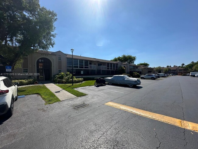 4760 NW 102nd Ave, Unit 104-12 in Doral, FL - Foto de edificio - Building Photo