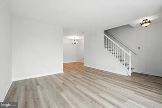 6808 Cottingham Ln in Centreville, VA - Building Photo - Building Photo