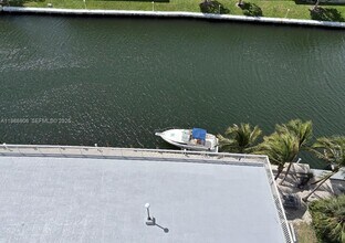 427 Golden Isles Dr in Hallandale Beach, FL - Building Photo - Building Photo