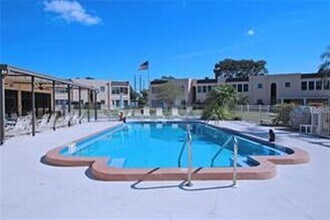 221 Cedarwood Cir in Seminole, FL - Foto de edificio - Building Photo