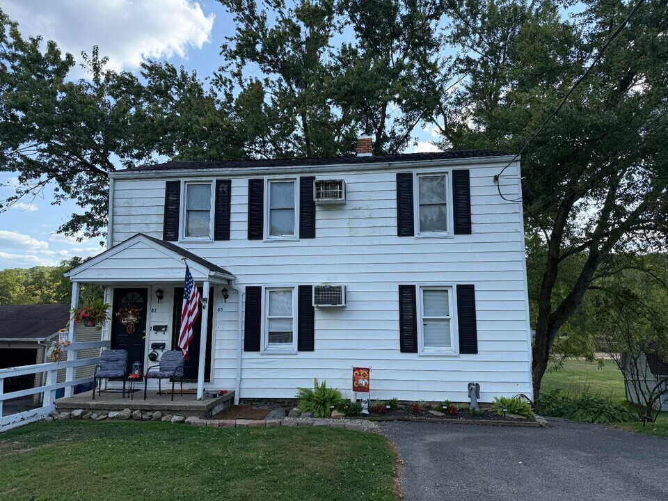 83 W Wood St in Lowellville, OH - Building Photo