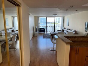 17900 N Bay Rd in Sunny Isles Beach, FL - Building Photo - Building Photo
