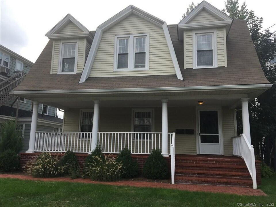 1872 Bedford St in Stamford, CT - Building Photo