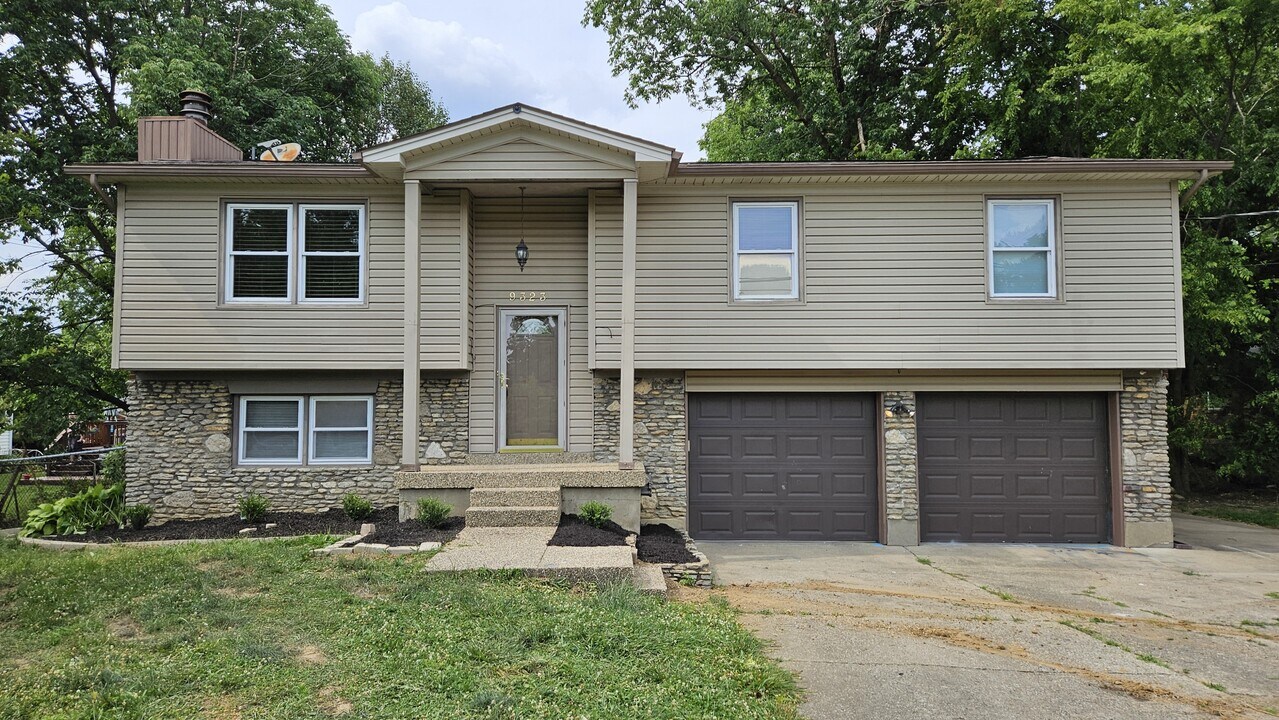 9323 Willowwood Way in Louisville, KY - Foto de edificio