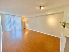 5099 NW 7th St-Unit -TS-03 in Miami, FL - Building Photo - Building Photo