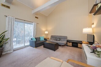 124 Tennis Plaza Rd, Unit 8 in Dracut, MA - Building Photo - Building Photo