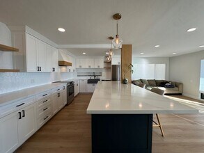 1235 Parker Pl in San Diego, CA - Building Photo - Building Photo