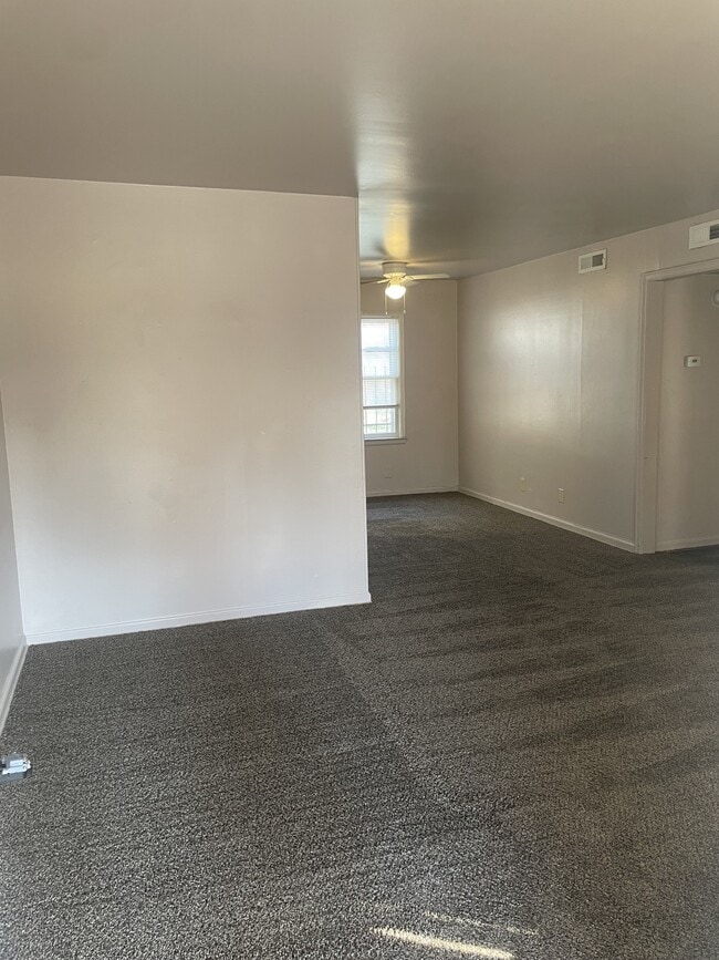 1658 N Bluff St in Wichita, KS - Building Photo - Building Photo