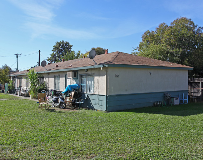 207 Hickory St in Roseville, CA - Foto de edificio - Building Photo