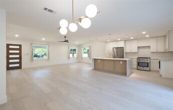 1206 Cloverleaf Dr in Austin, TX - Foto de edificio - Building Photo