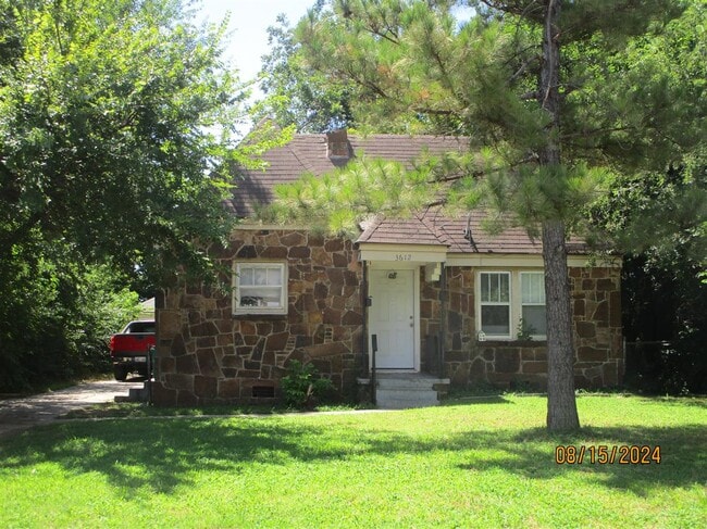 property at 3612 W Park Pl