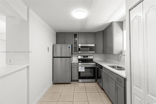 4215 N University Dr in Sunrise, FL - Building Photo - Building Photo