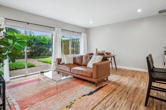 6211 W Northwest Hwy in Dallas, TX - Building Photo - Building Photo