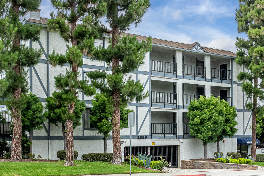 Hillside Pines in Signal Hill, CA - Building Photo