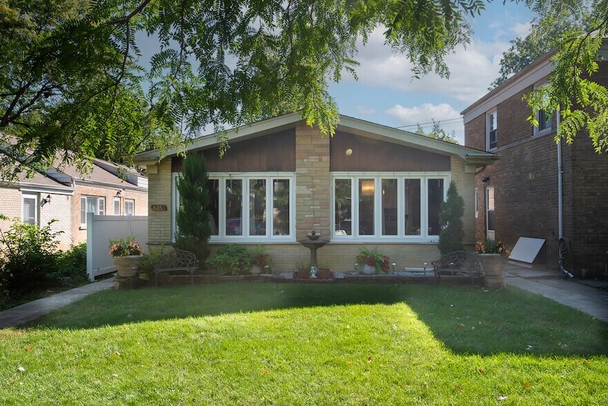 8253 Karlov Ave in Skokie, IL - Building Photo