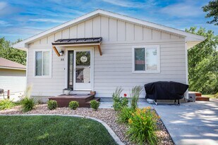 35 Brook Cir in Pella, IA - Building Photo