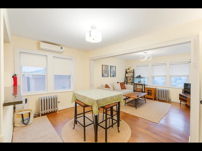 2819 21st Ave, Unit 1 in Astoria, NY - Foto de edificio - Building Photo