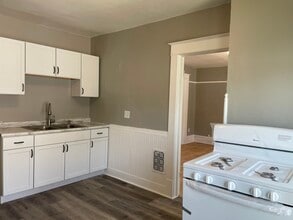 318 Broad St, Unit Upper in Oshkosh, WI - Building Photo - Building Photo