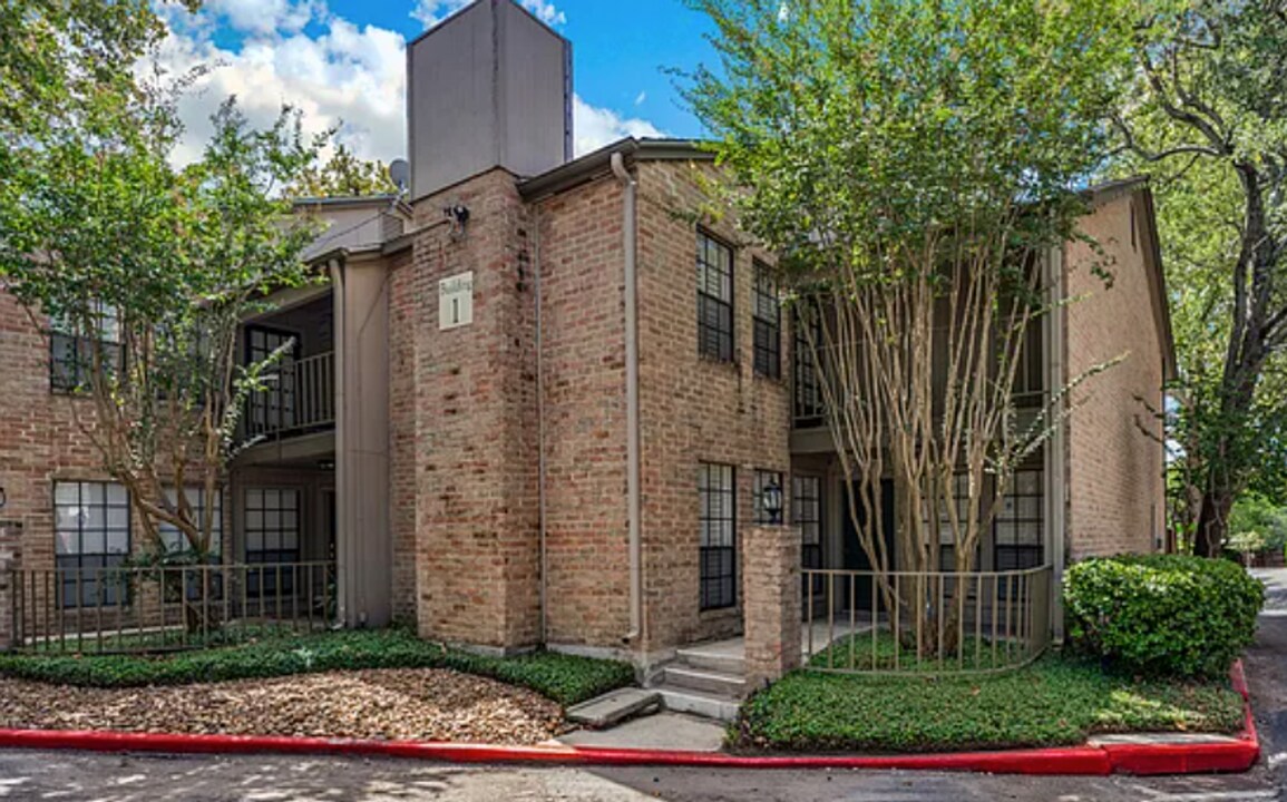 7711 Callaghan Rd-Unit -Mockingbird Pond in San Antonio, TX - Foto de edificio