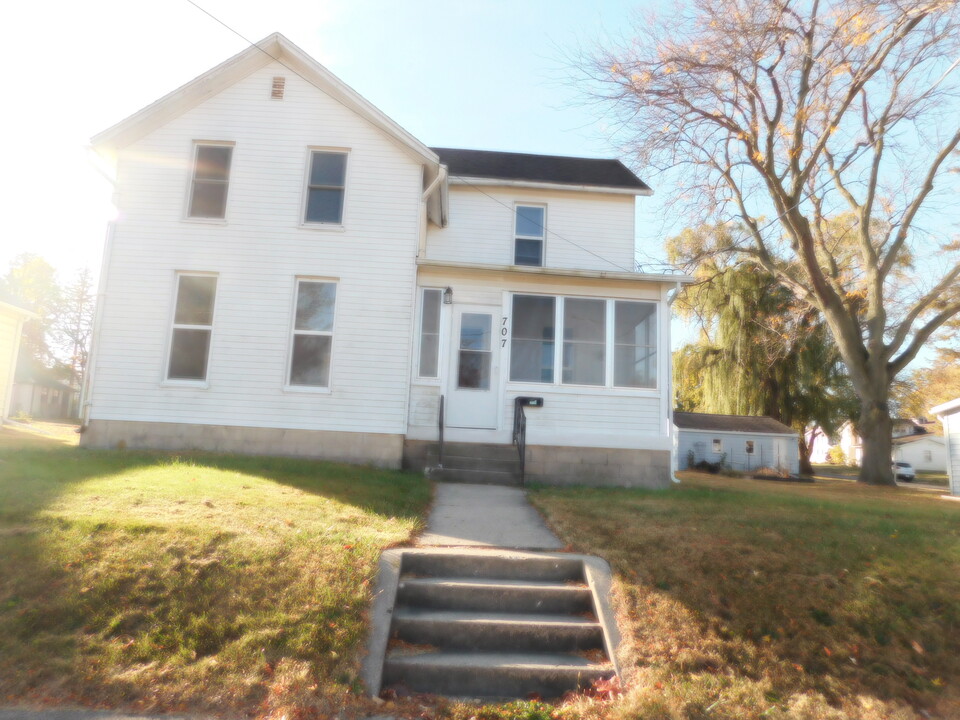 707 E Illinois St in Freeport, IL - Foto de edificio