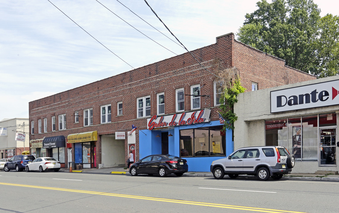 237-243 W Saint Georges Ave in Linden, NJ - Building Photo