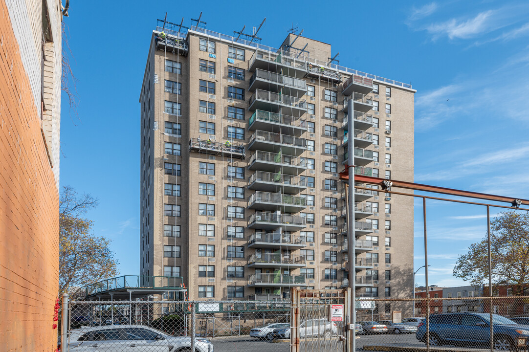 Hugh Grant Gardens in Bronx, NY - Building Photo