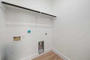 8410 Sunnyhill St in Houston, TX - Building Photo