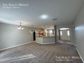 447 Cierra Oaks Cir in Lady Lake, FL - Foto de edificio - Building Photo